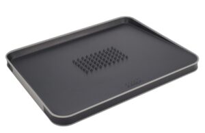 Joseph Joseph Černé plastové krájecí prkénko Cut&Carve  37 x 29 cm